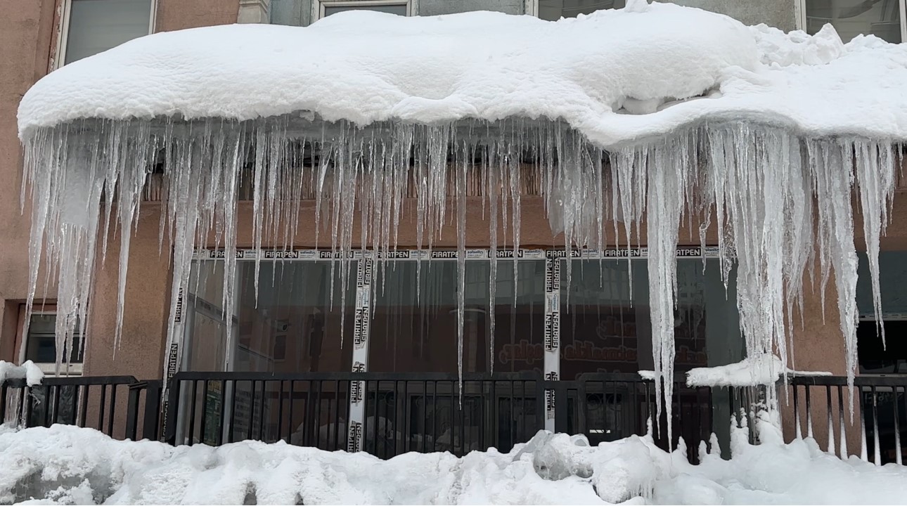 Yüksekova’da 3 metrelik buz sarkıtları oluştu
