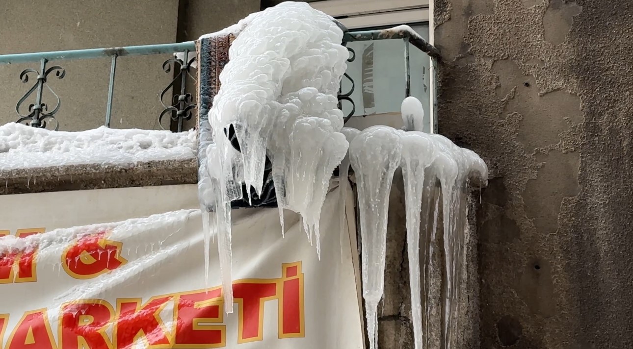 Yüksekova’da 3 metrelik buz sarkıtları oluştu