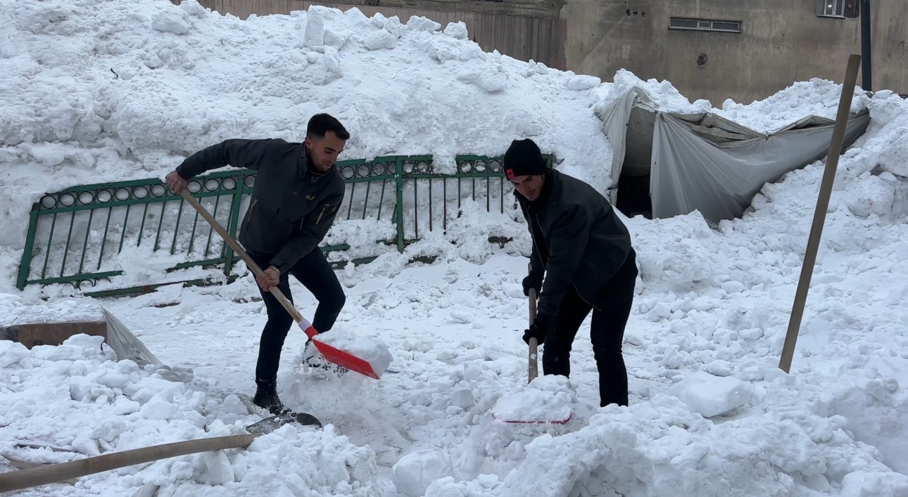 Yüksekova’da 3 metrelik buz sarkıtları oluştu