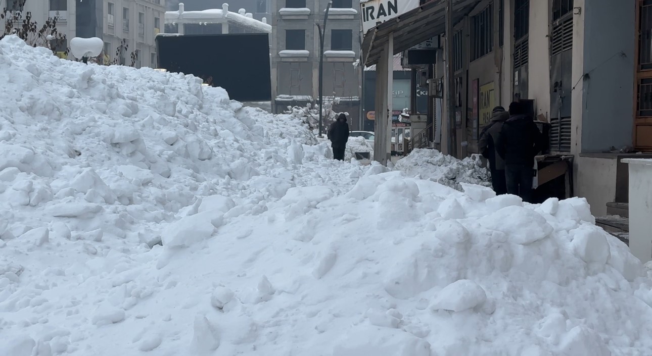 Yüksekova’da 3 metrelik buz sarkıtları oluştu