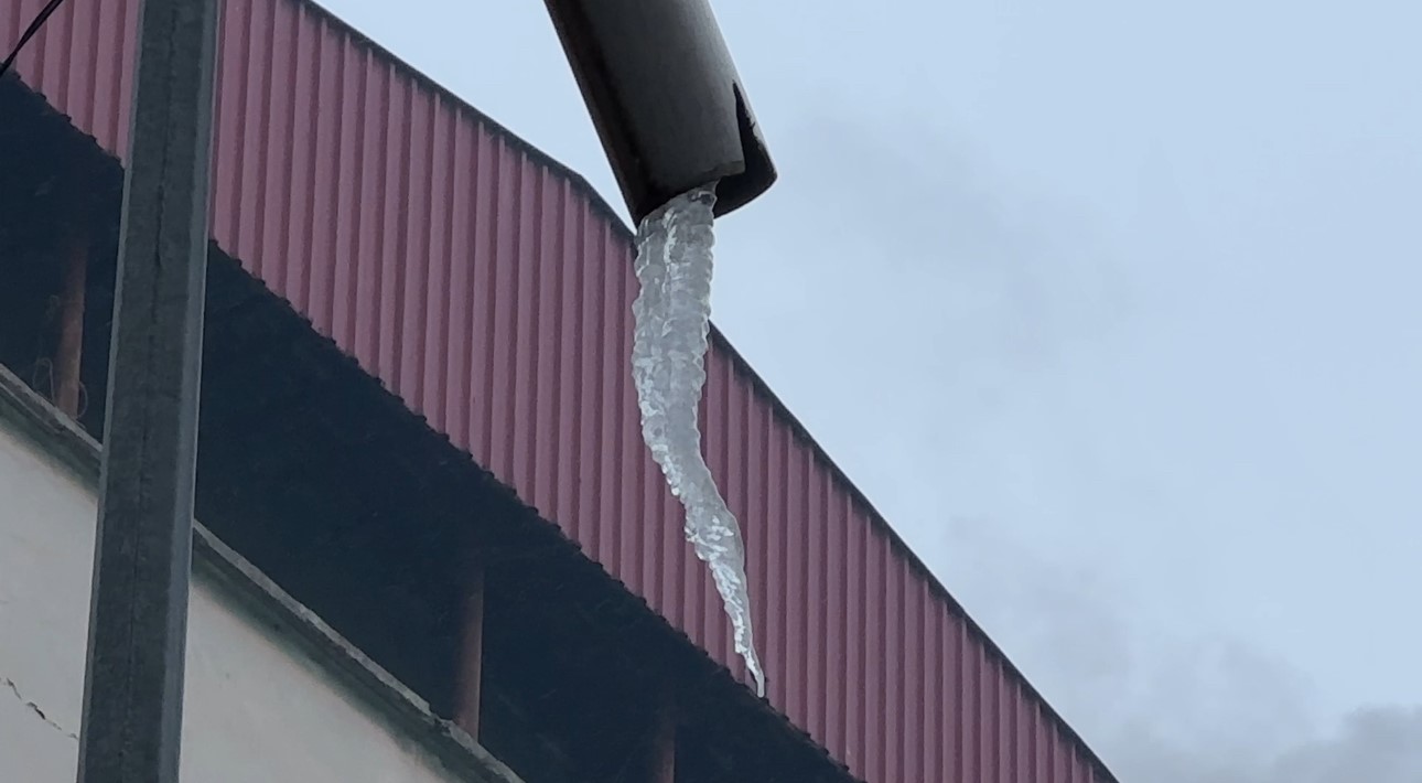 Yüksekova’da 3 metrelik buz sarkıtları oluştu