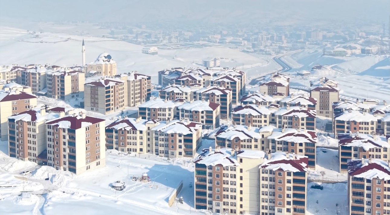 Yüksekova’da 3 metrelik buz sarkıtları oluştu