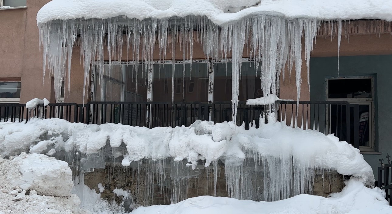 Yüksekova’da 3 metrelik buz sarkıtları oluştu