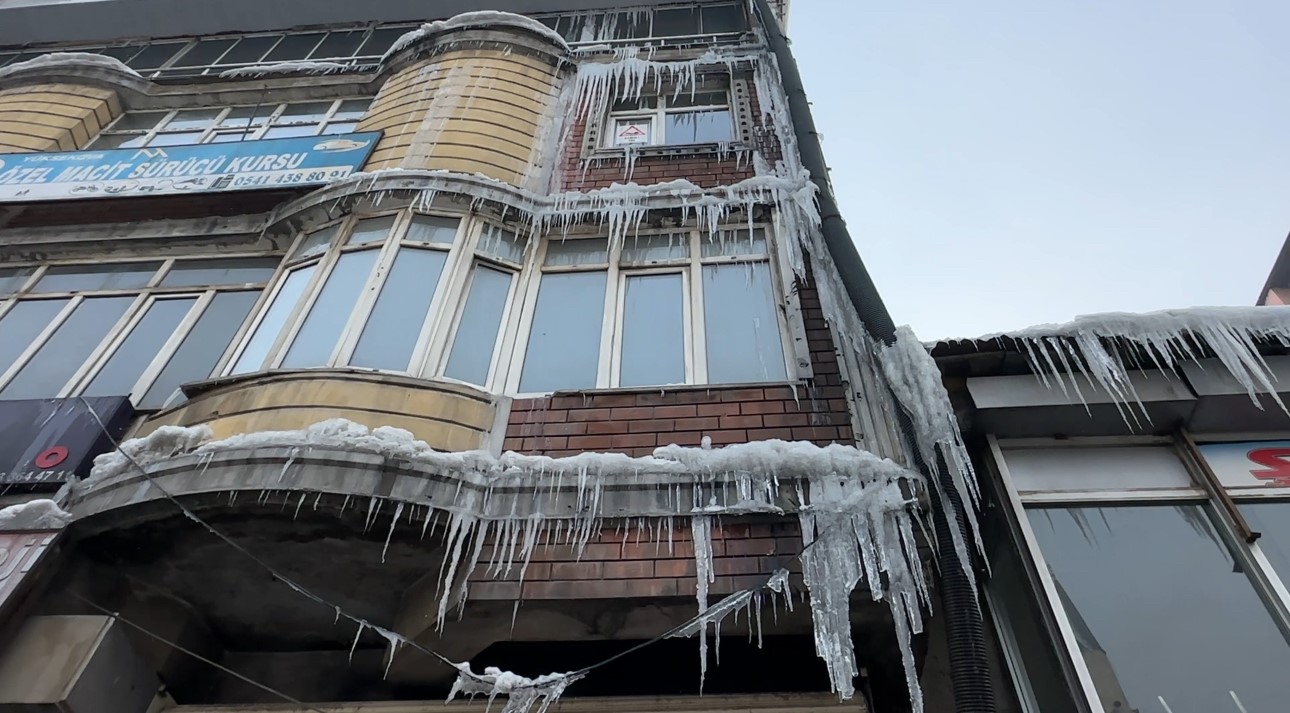 Yüksekova’da 3 metrelik buz sarkıtları oluştu