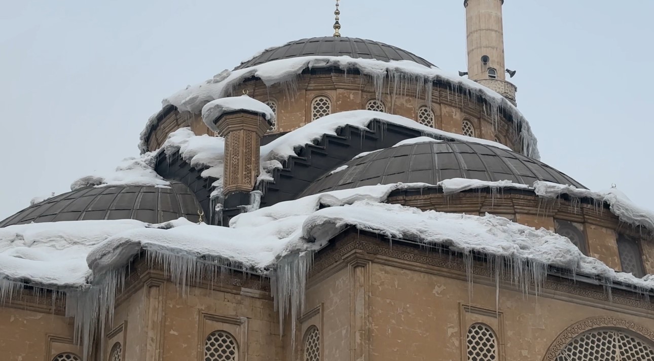 Yüksekova’da 3 metrelik buz sarkıtları oluştu