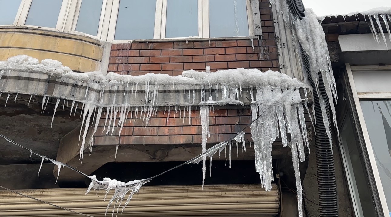 Yüksekova’da 3 metrelik buz sarkıtları oluştu