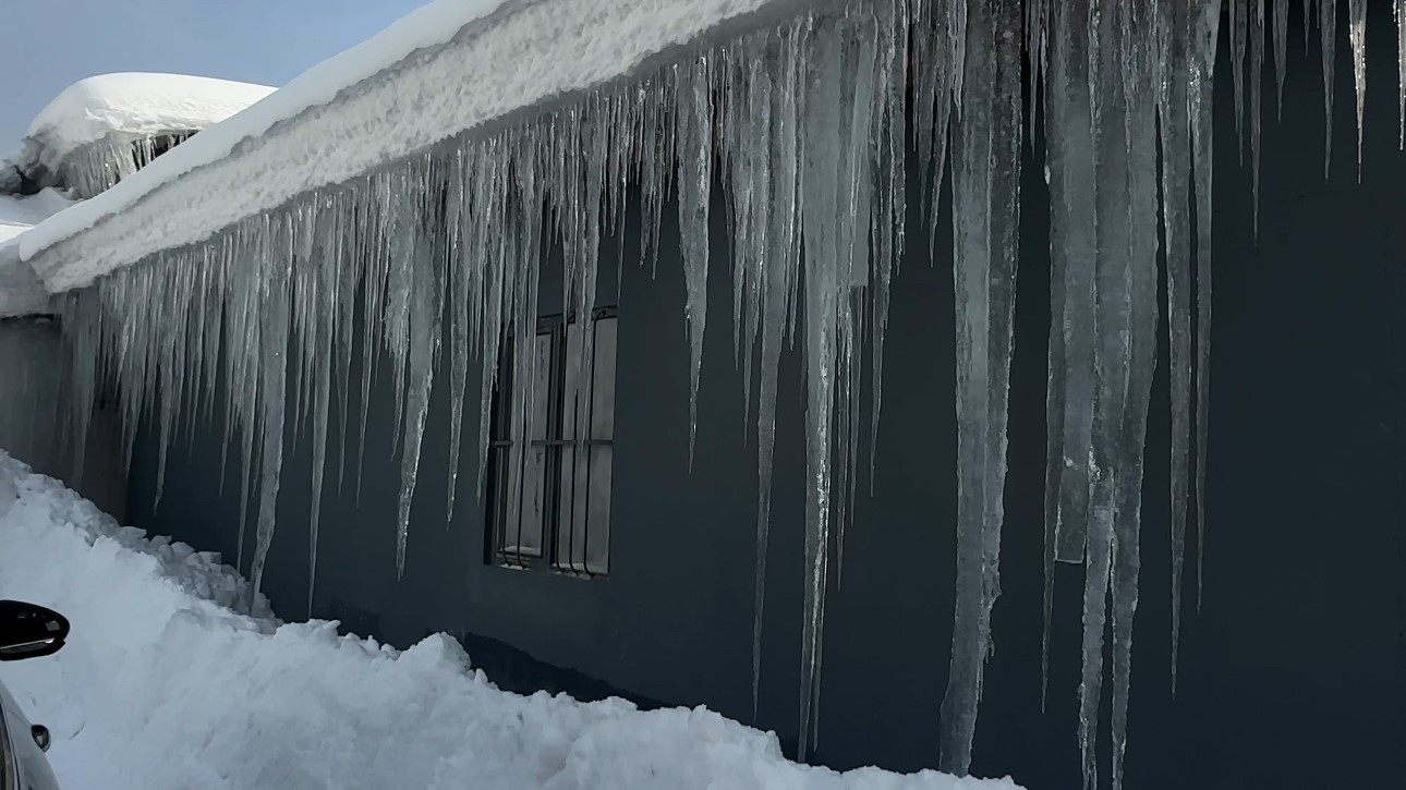Yüksekova’da 3 metrelik buz sarkıtları oluştu