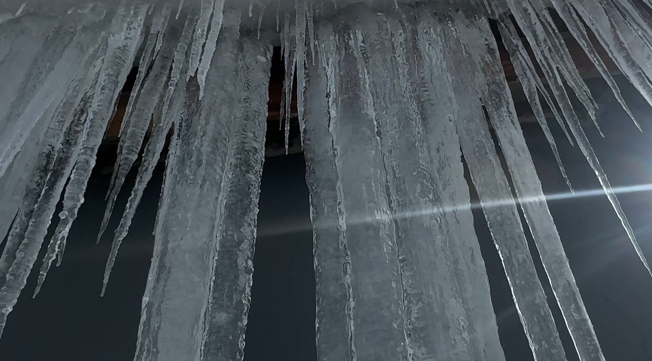 Yüksekova’da 3 metrelik buz sarkıtları oluştu