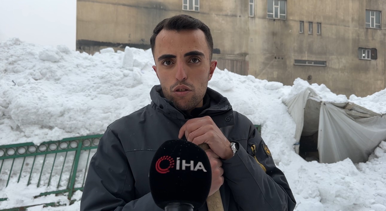 Yüksekova’da 3 metrelik buz sarkıtları oluştu