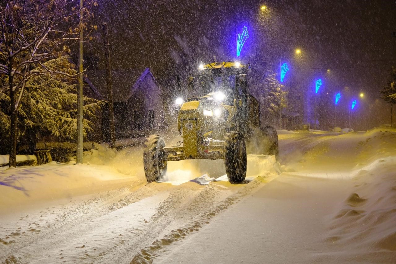 Akdağmadeni Belediyesi ekipleri kar mesaisinde