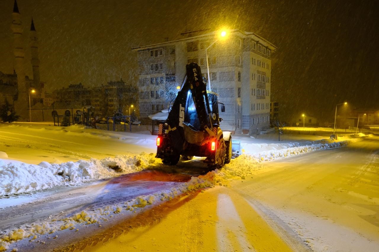 Akdağmadeni Belediyesi ekipleri kar mesaisinde