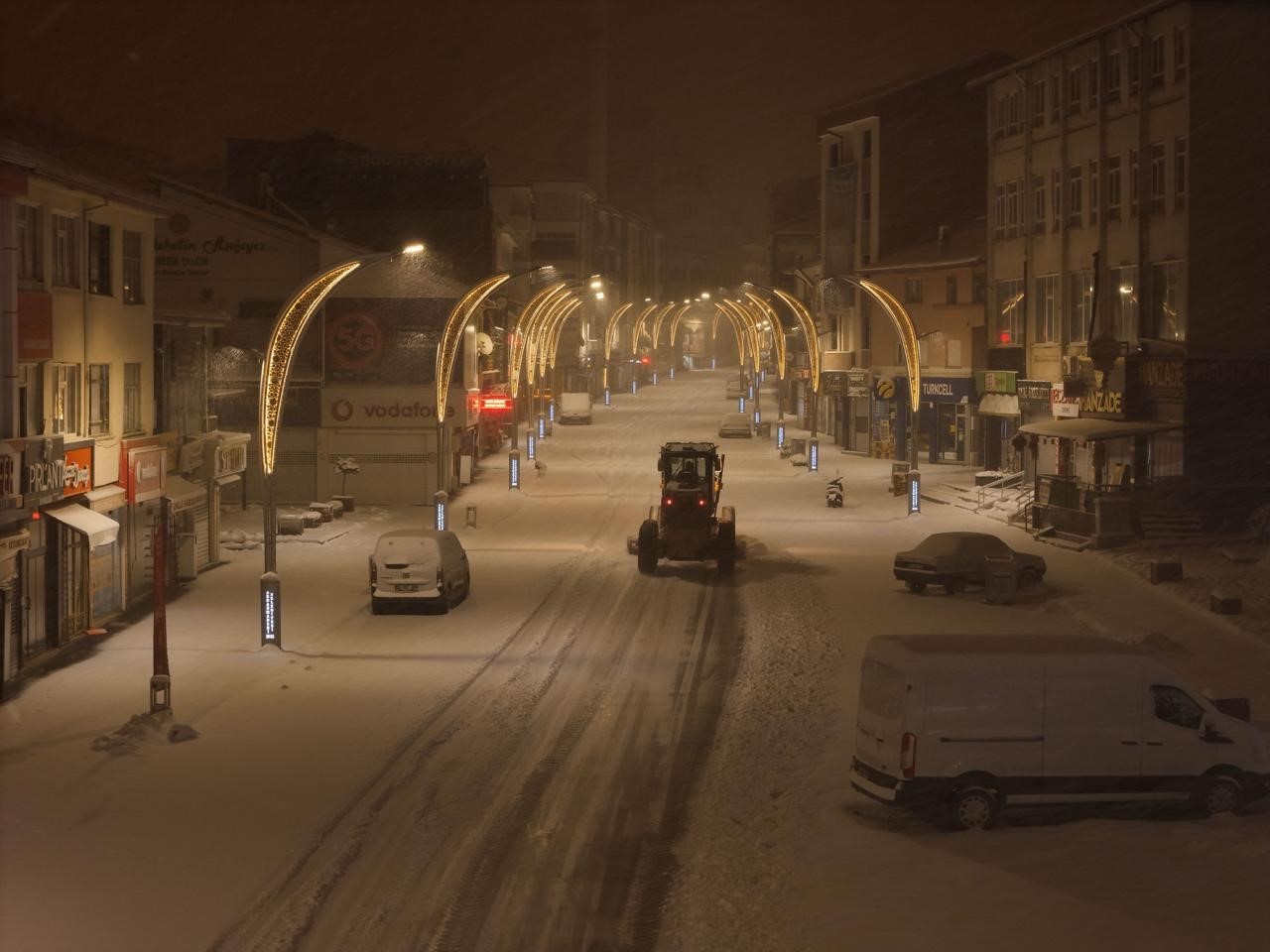 Akdağmadeni Belediyesi ekipleri kar mesaisinde
