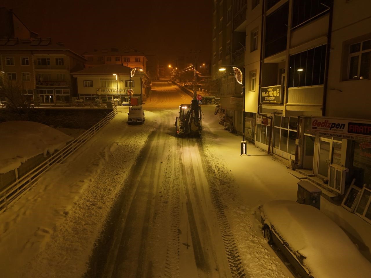 Akdağmadeni Belediyesi ekipleri kar mesaisinde