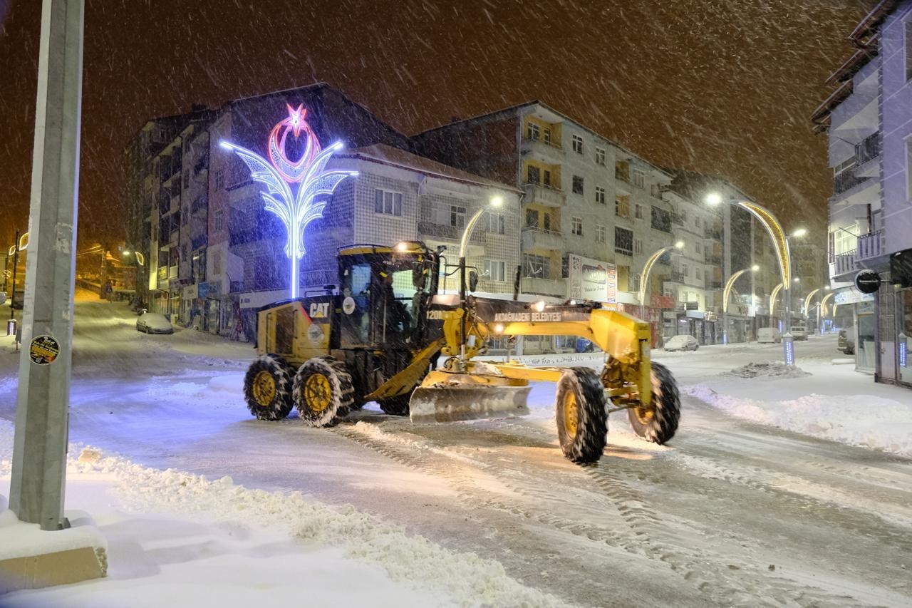 Akdağmadeni Belediyesi ekipleri kar mesaisinde