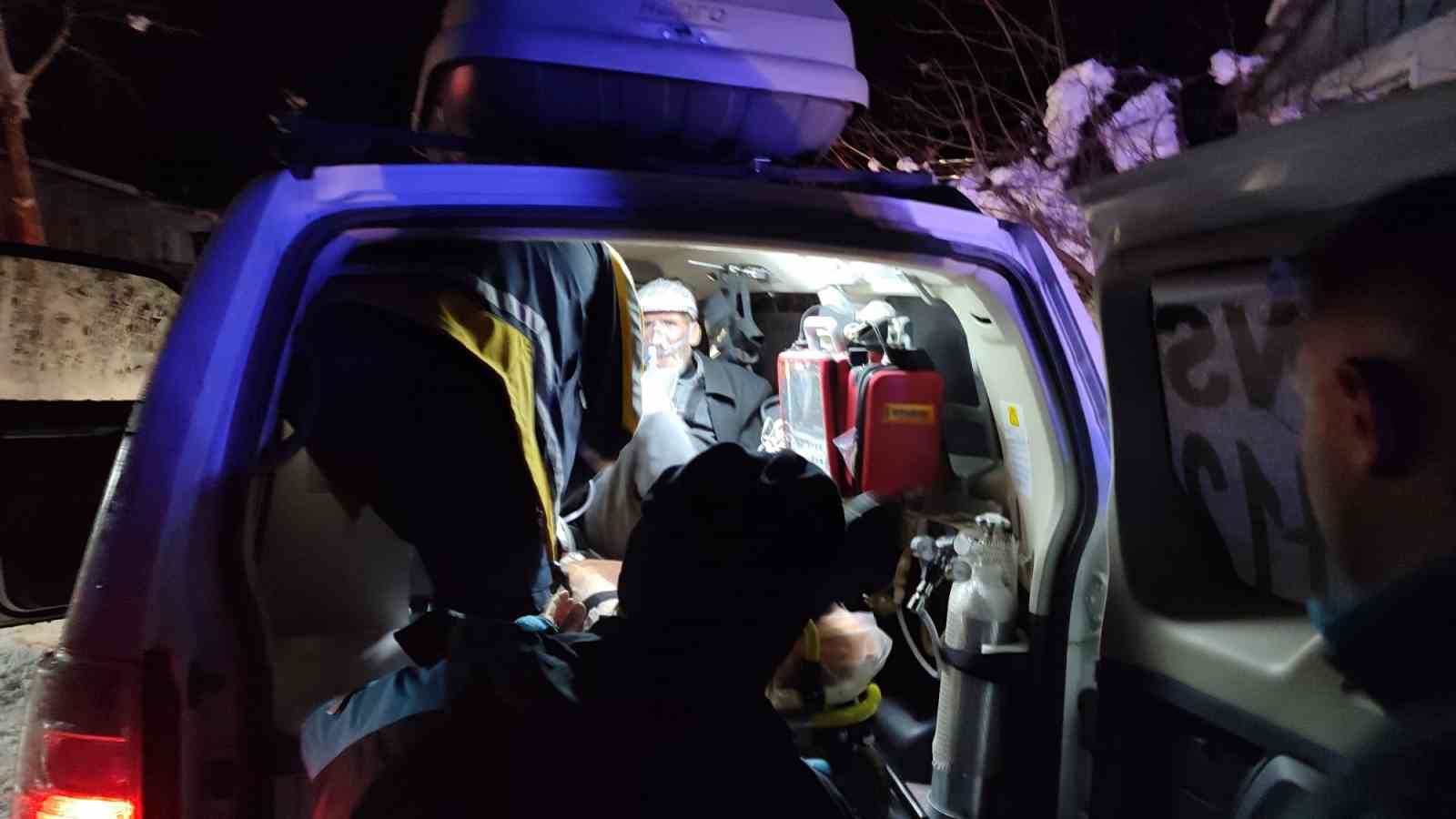 Yolu kapanan köyde mahsur kalan KOAH hastasının yardımına UMKE yetişti