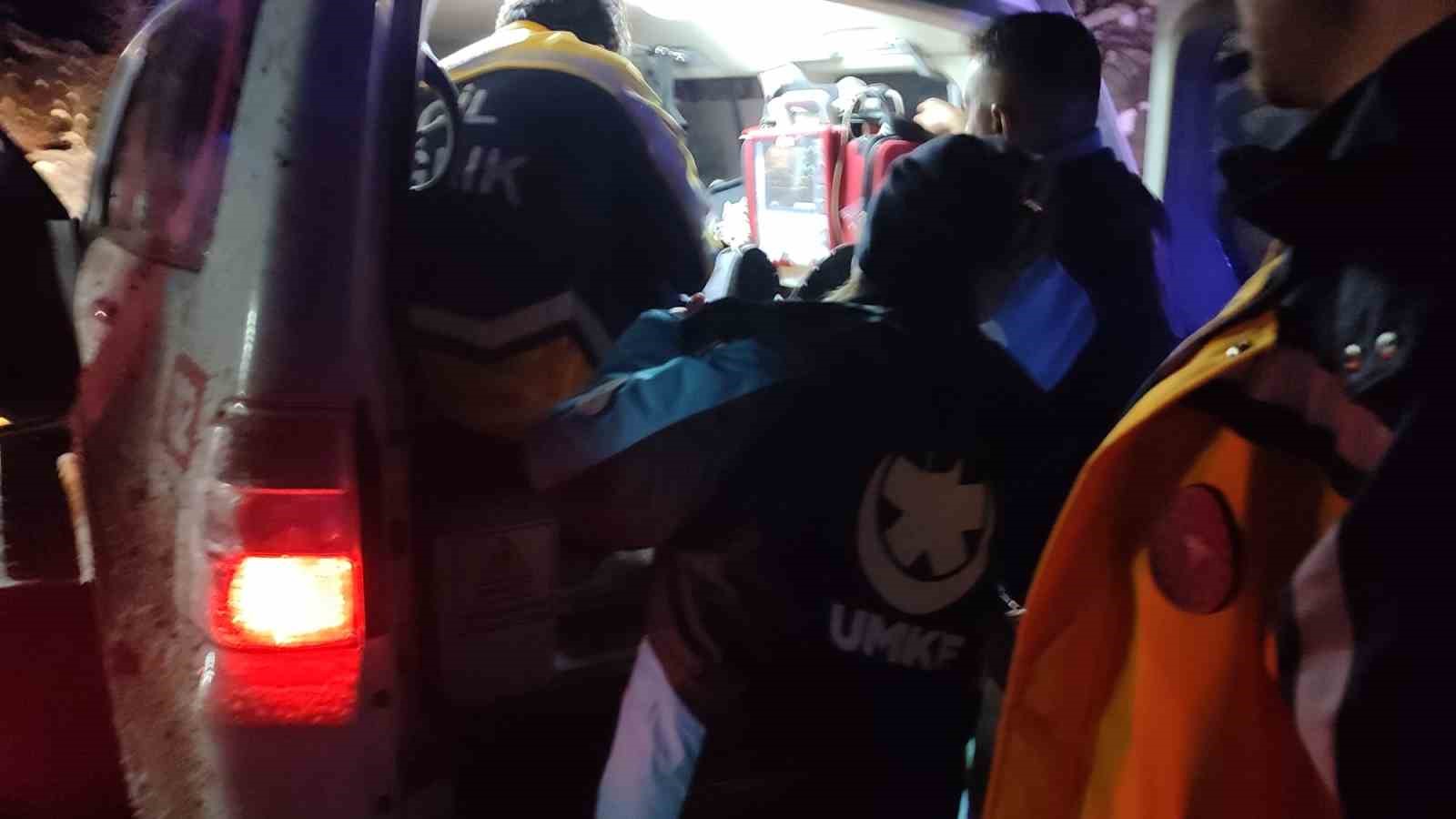 Yolu kapanan köyde mahsur kalan KOAH hastasının yardımına UMKE yetişti