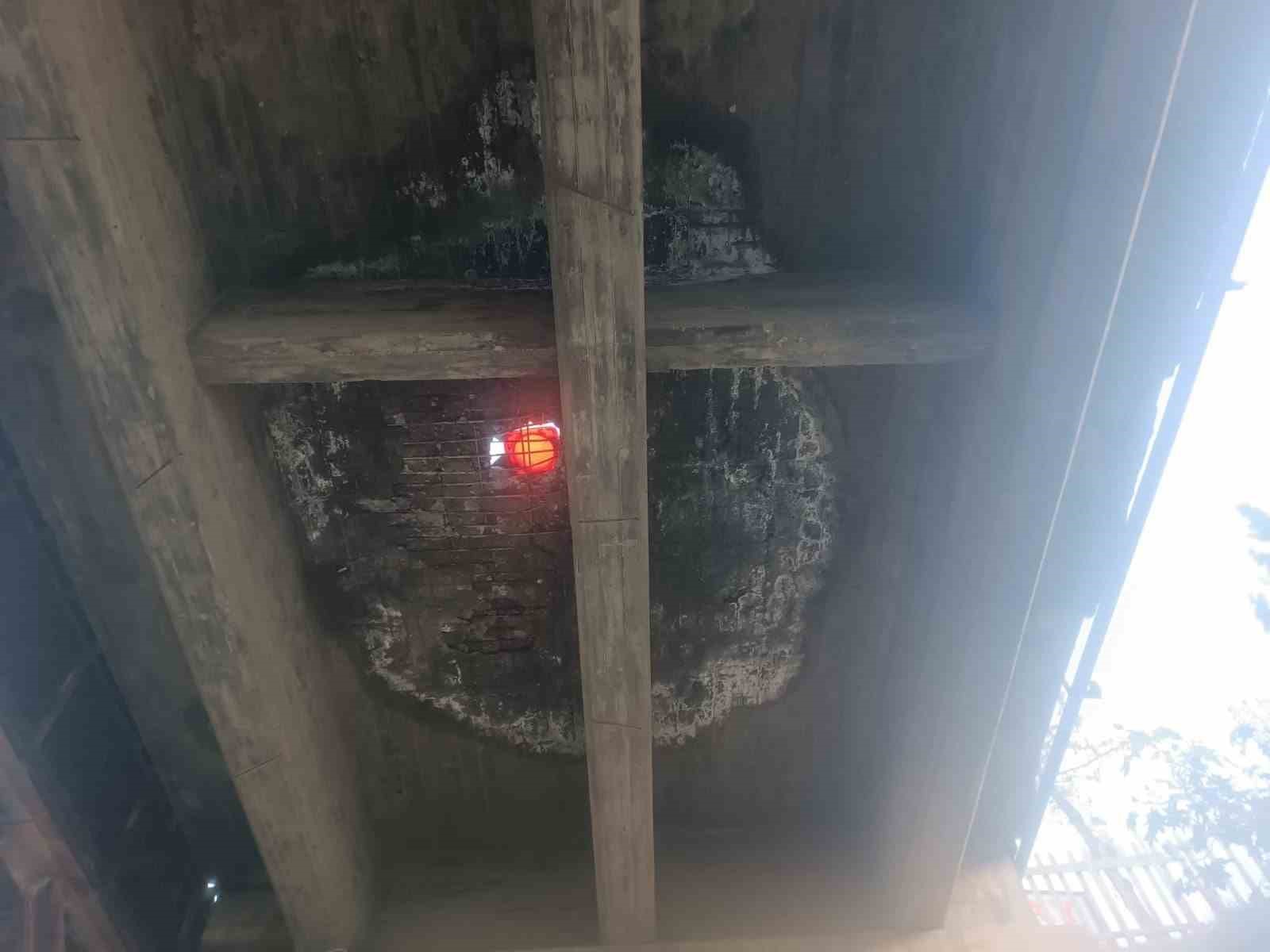 Ortasında delik oluşan köprü trafiğe kapatıldı