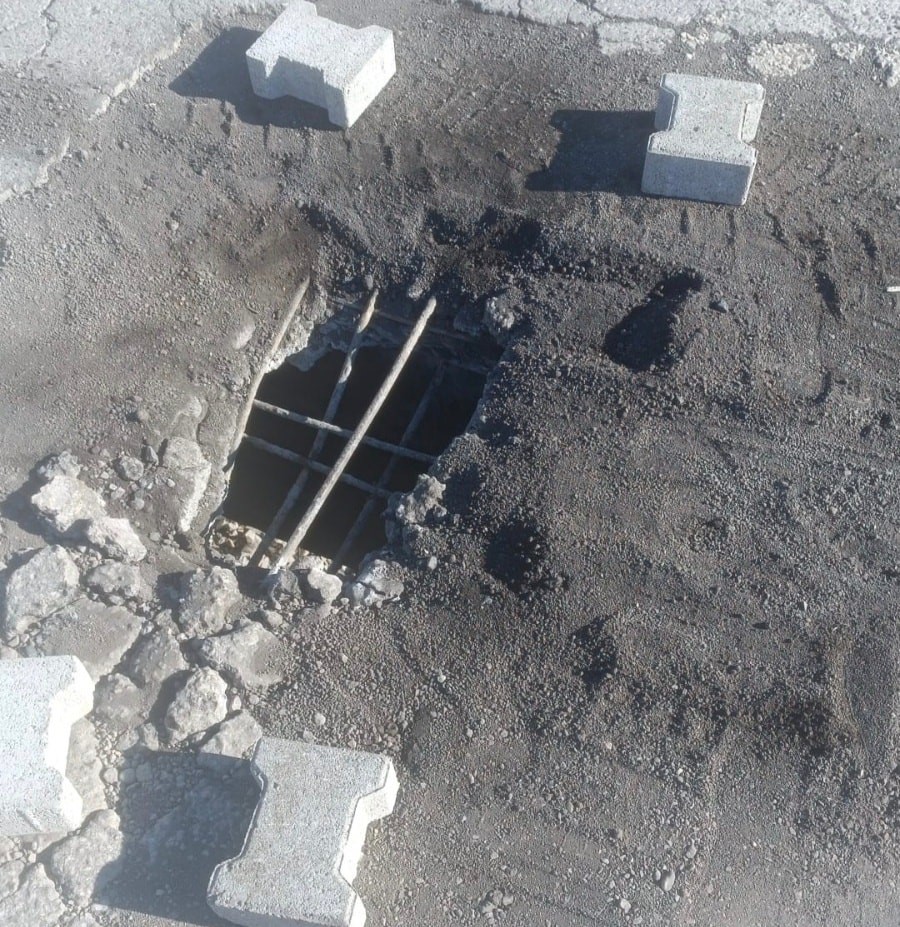 Ortasında delik oluşan köprü trafiğe kapatıldı