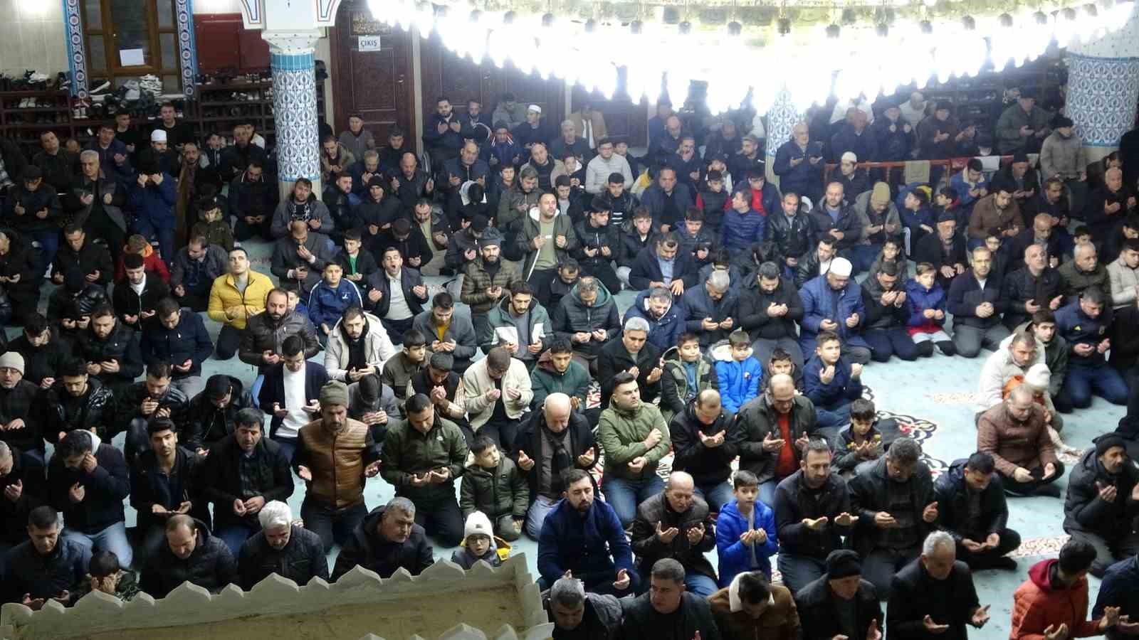 Kilis’te Miraç Kandili’nde camiler doldu taştı