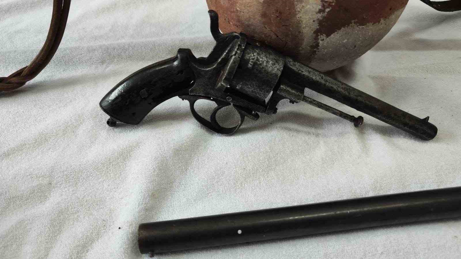 Bursa’da tarihi eser operasyonu: Çok sayıda silah ve obje ele geçirildi