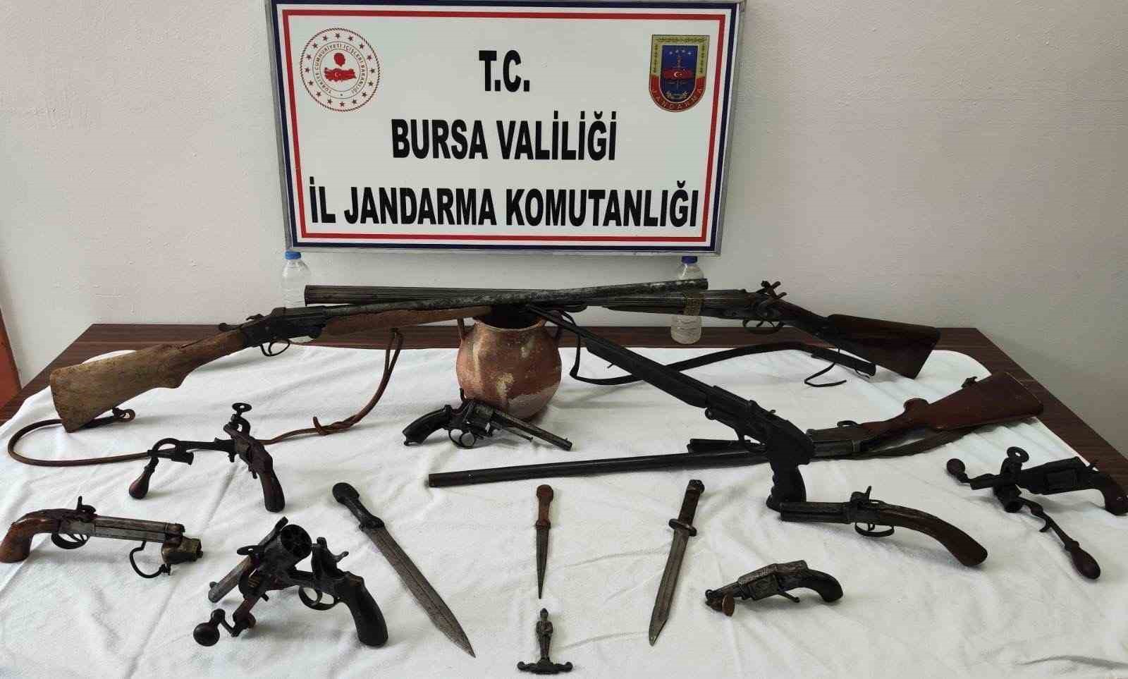 Bursa’da tarihi eser operasyonu: Çok sayıda silah ve obje ele geçirildi