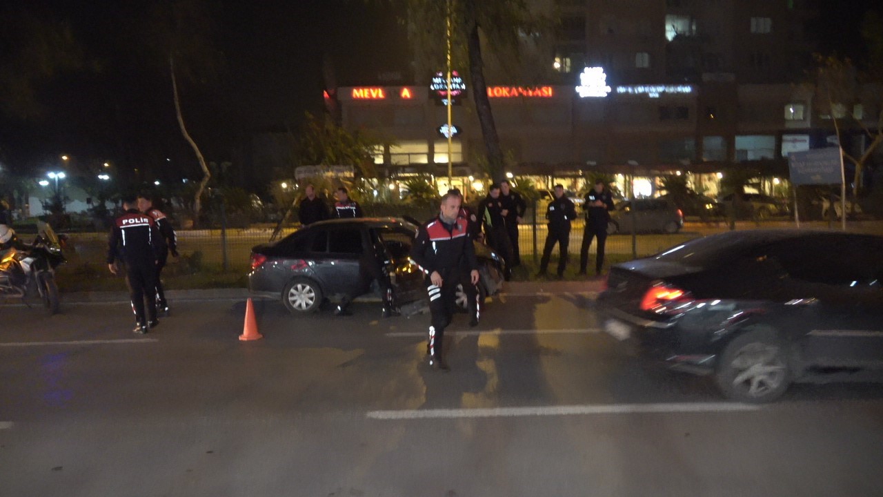 Antalya’da polisten kaçan sürücü kaza yaptı