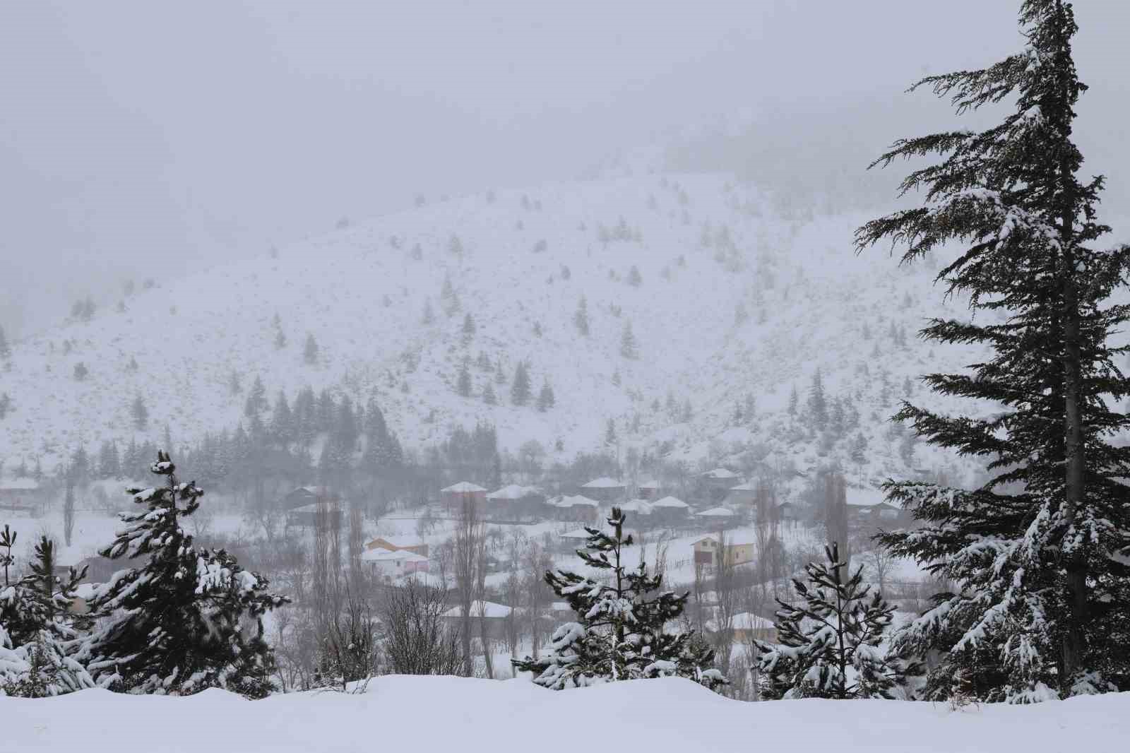 Adana Feke’de kar 1 metreyi aştı, çocuklar kızakla tatilin tadını çıkardı
