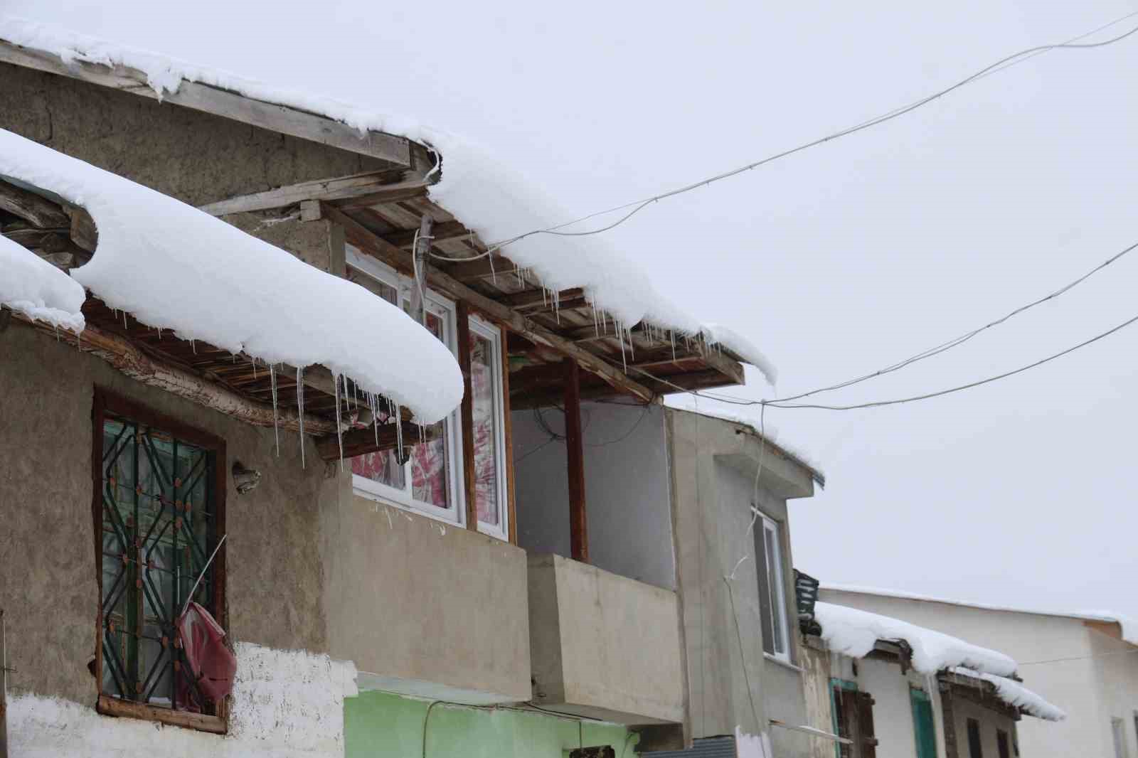Adana Feke’de kar 1 metreyi aştı, çocuklar kızakla tatilin tadını çıkardı