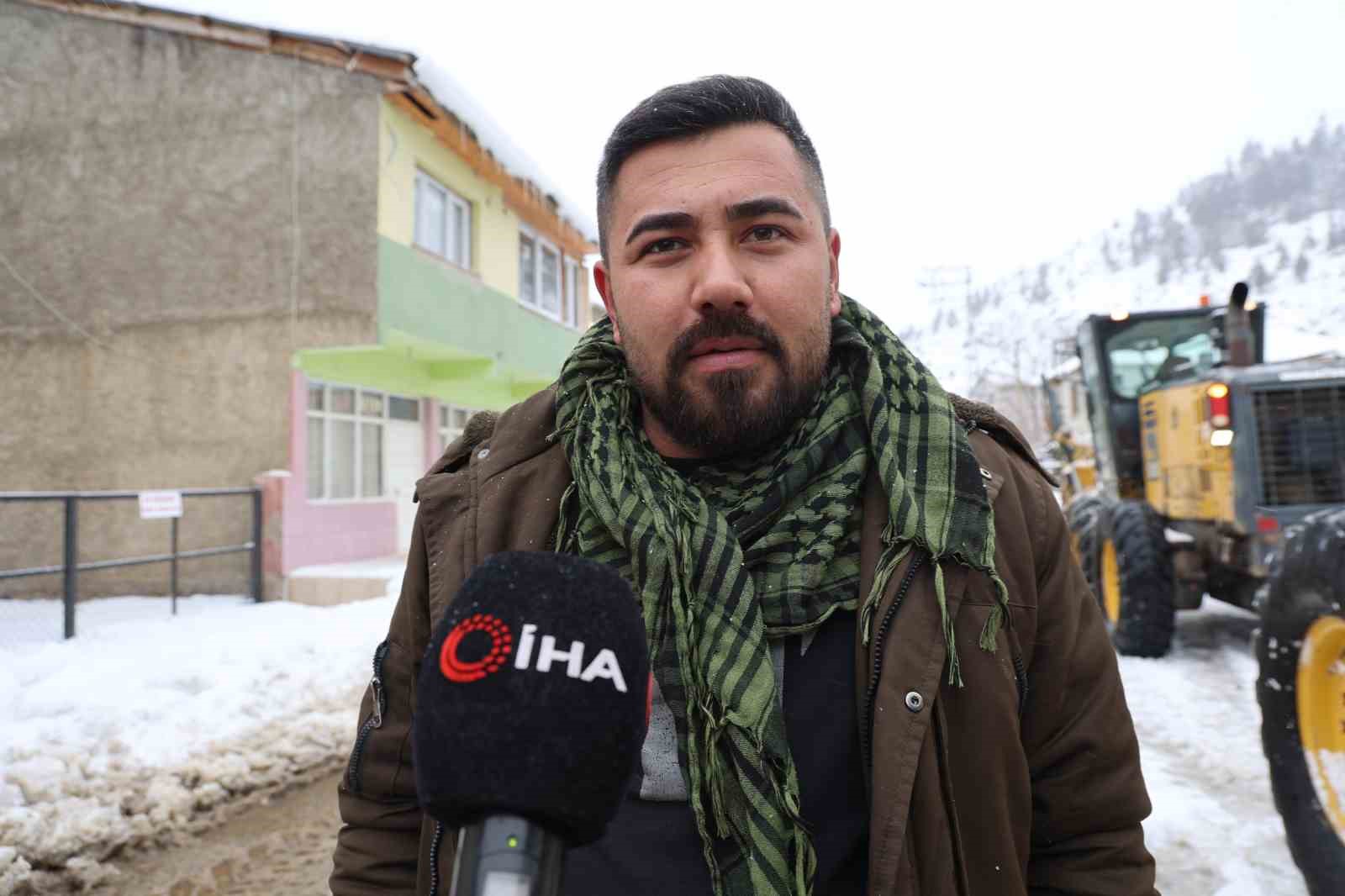 Adana Feke’de kar 1 metreyi aştı, çocuklar kızakla tatilin tadını çıkardı