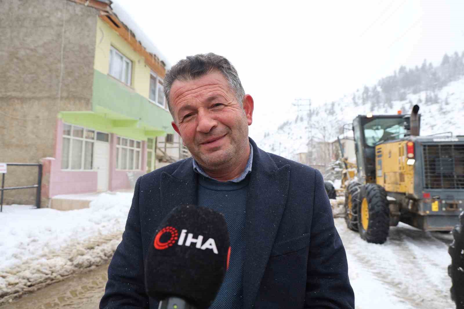 Adana Feke’de kar 1 metreyi aştı, çocuklar kızakla tatilin tadını çıkardı