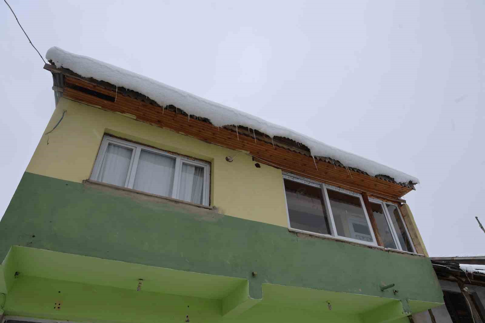 Adana Feke’de kar 1 metreyi aştı, çocuklar kızakla tatilin tadını çıkardı