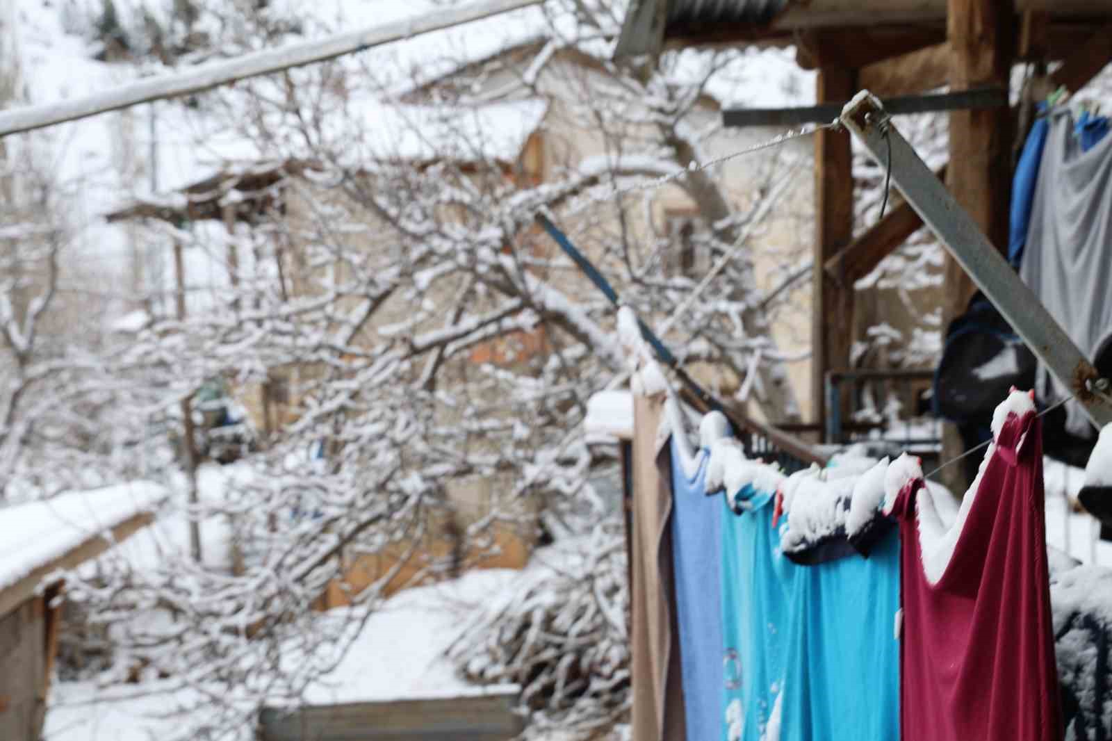 Adana Feke’de kar 1 metreyi aştı, çocuklar kızakla tatilin tadını çıkardı