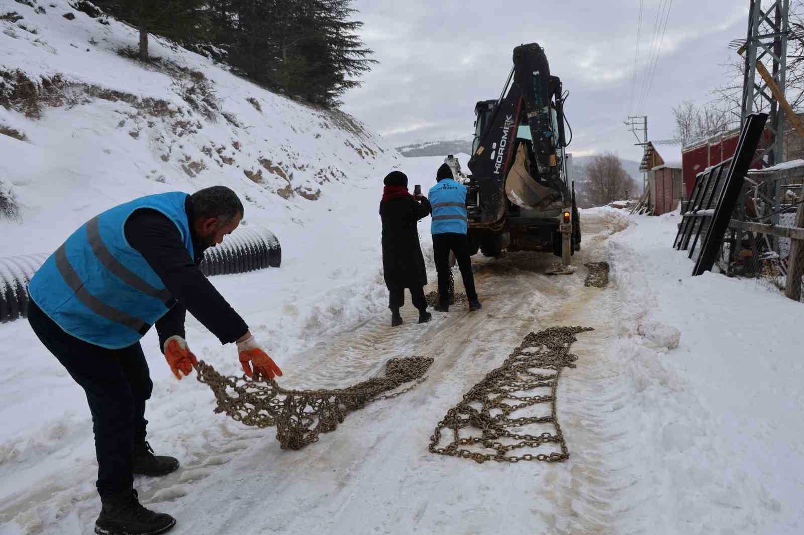 Adana Feke’de kar 1 metreyi aştı, çocuklar kızakla tatilin tadını çıkardı