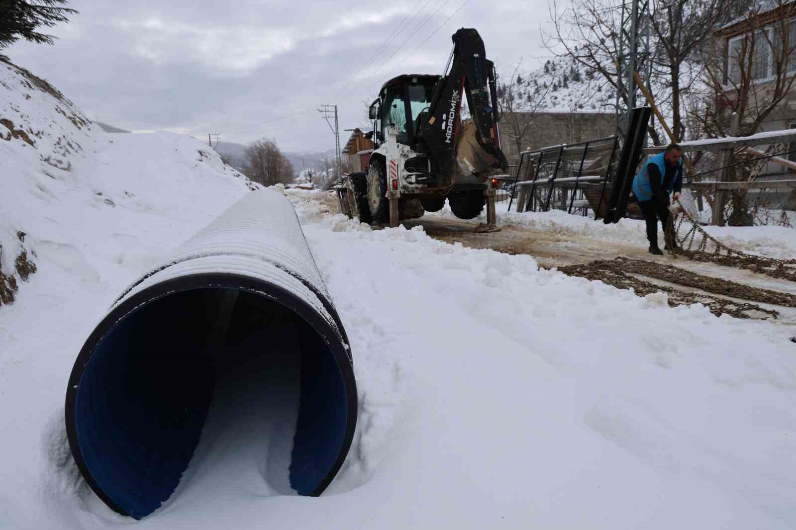 Adana Feke’de kar 1 metreyi aştı, çocuklar kızakla tatilin tadını çıkardı