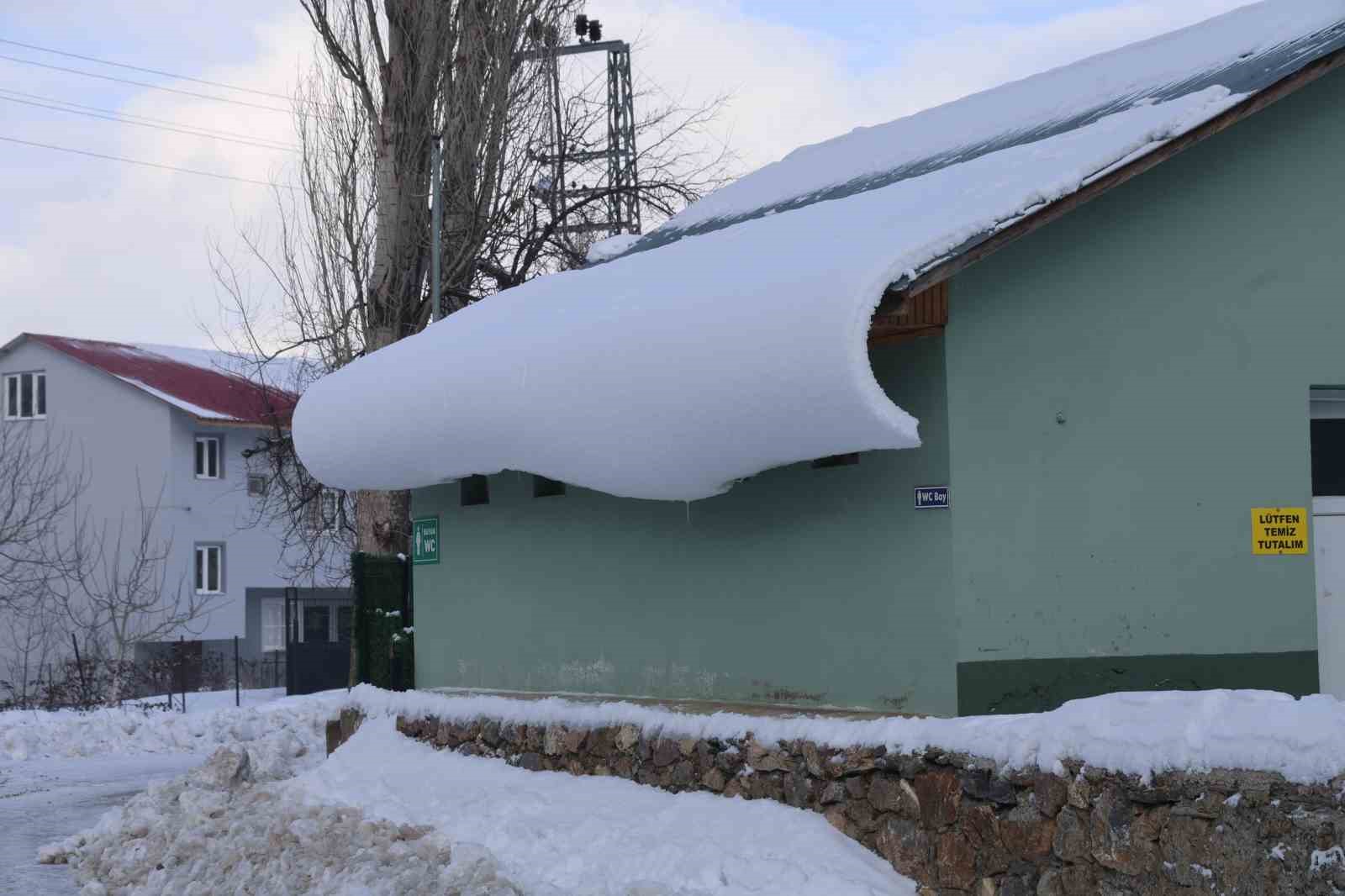 Adana Feke’de kar 1 metreyi aştı, çocuklar kızakla tatilin tadını çıkardı