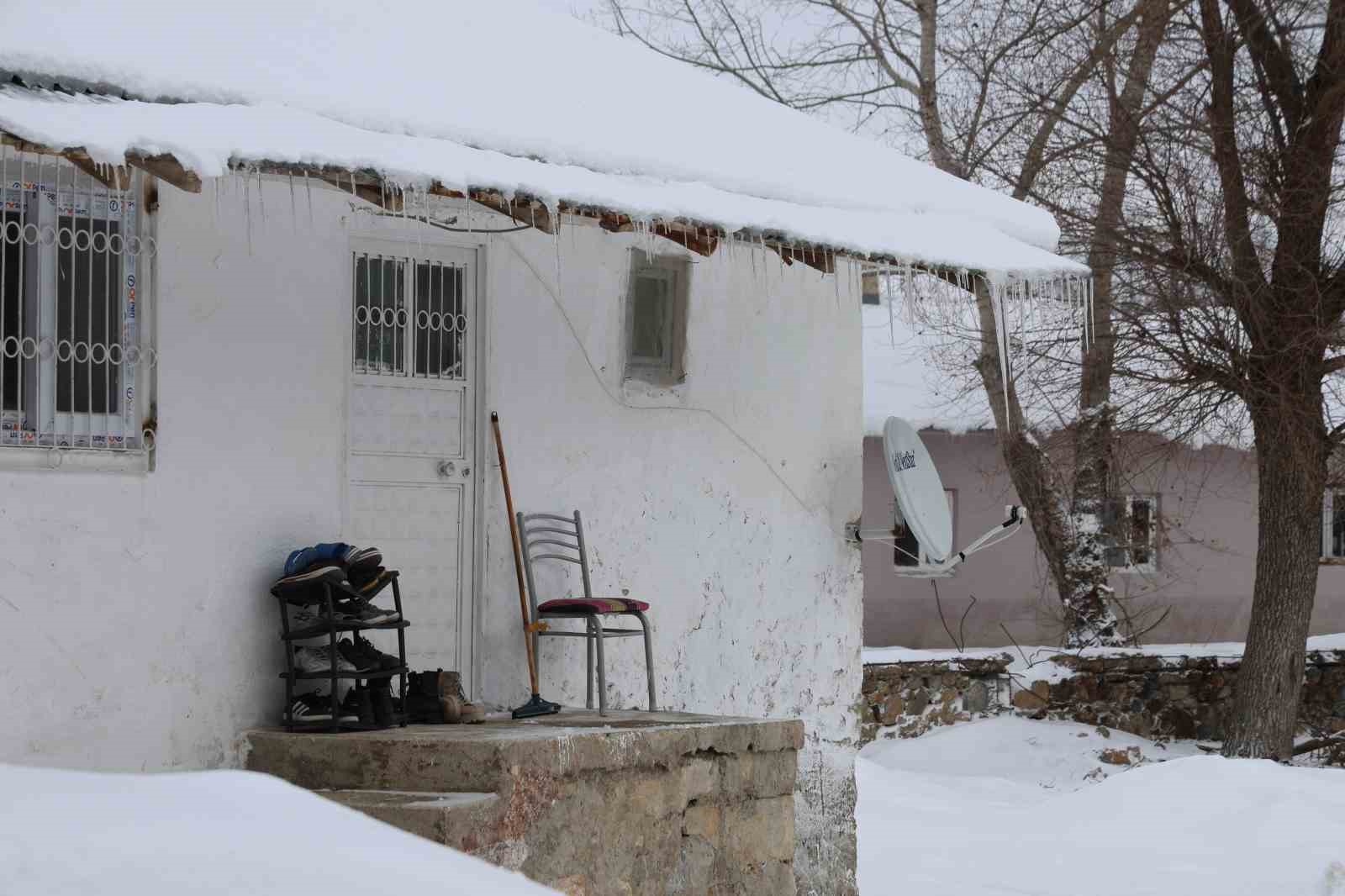 Adana Feke’de kar 1 metreyi aştı, çocuklar kızakla tatilin tadını çıkardı