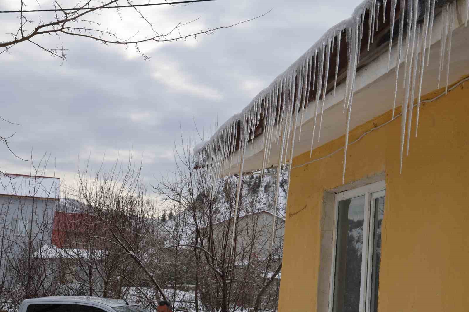 Adana Feke’de kar 1 metreyi aştı, çocuklar kızakla tatilin tadını çıkardı