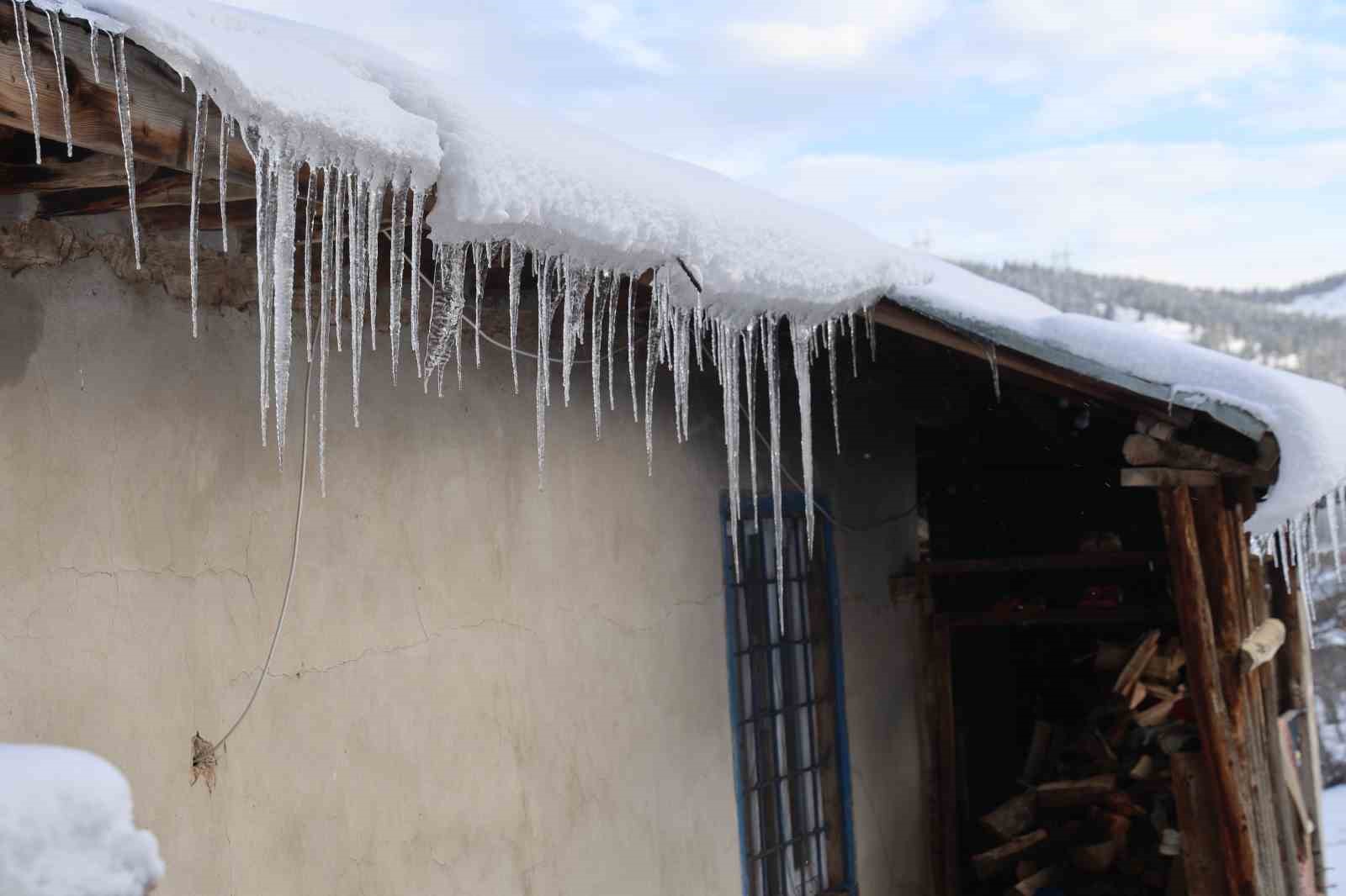 Adana Feke’de kar 1 metreyi aştı, çocuklar kızakla tatilin tadını çıkardı