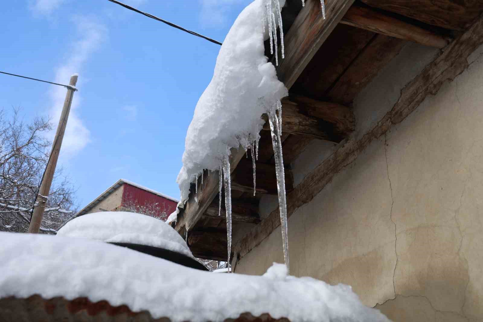 Adana Feke’de kar 1 metreyi aştı, çocuklar kızakla tatilin tadını çıkardı