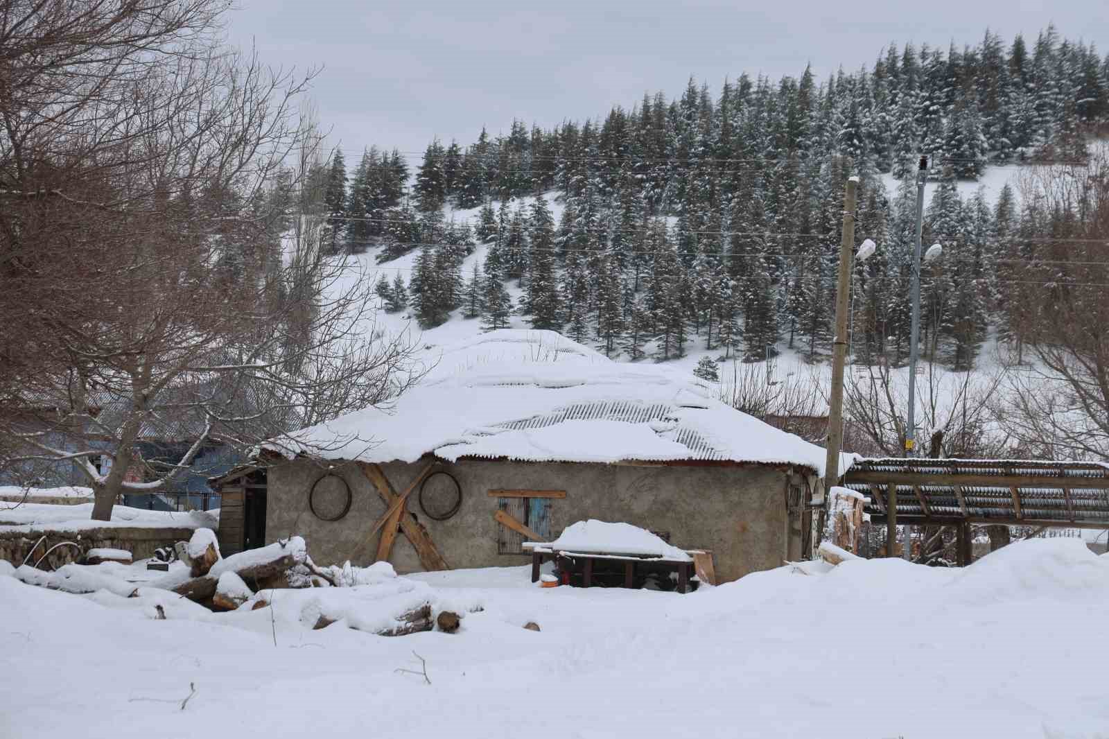 Adana Feke’de kar 1 metreyi aştı, çocuklar kızakla tatilin tadını çıkardı