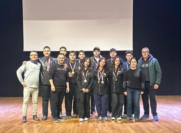 Ayvalıklı şef adayı öğrenciler İstanbul’dan 15 madalya ile döndü