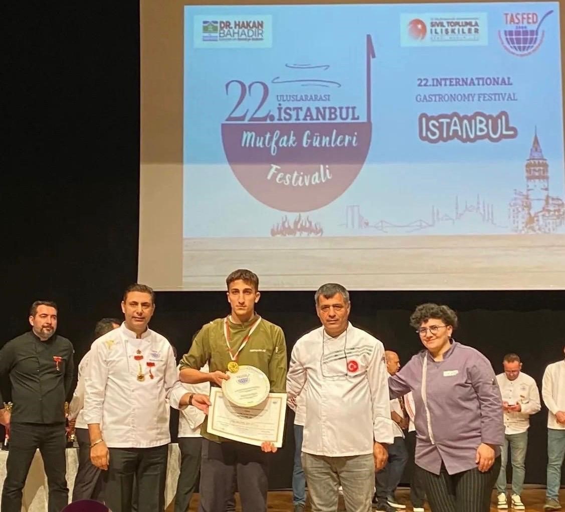 Ayvalıklı şef adayı öğrenciler İstanbul’dan 15 madalya ile döndü