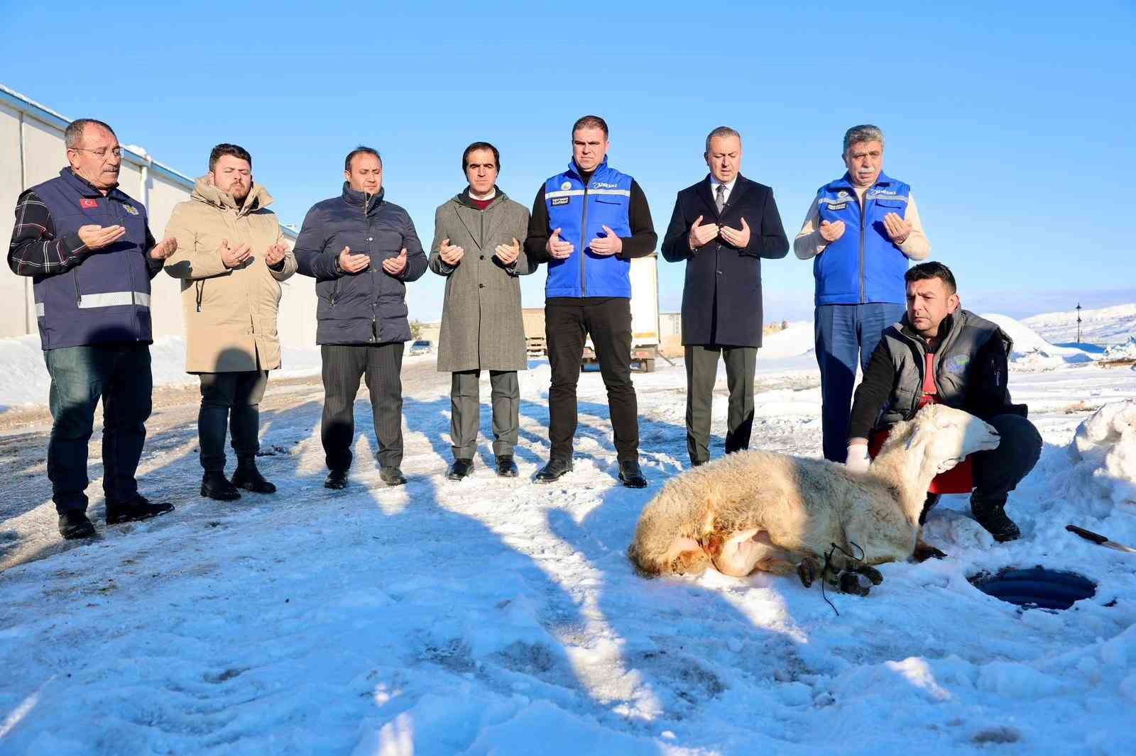 ‘Kar zahmet değil rahmet’ dediler, şükür koyunu kestiler