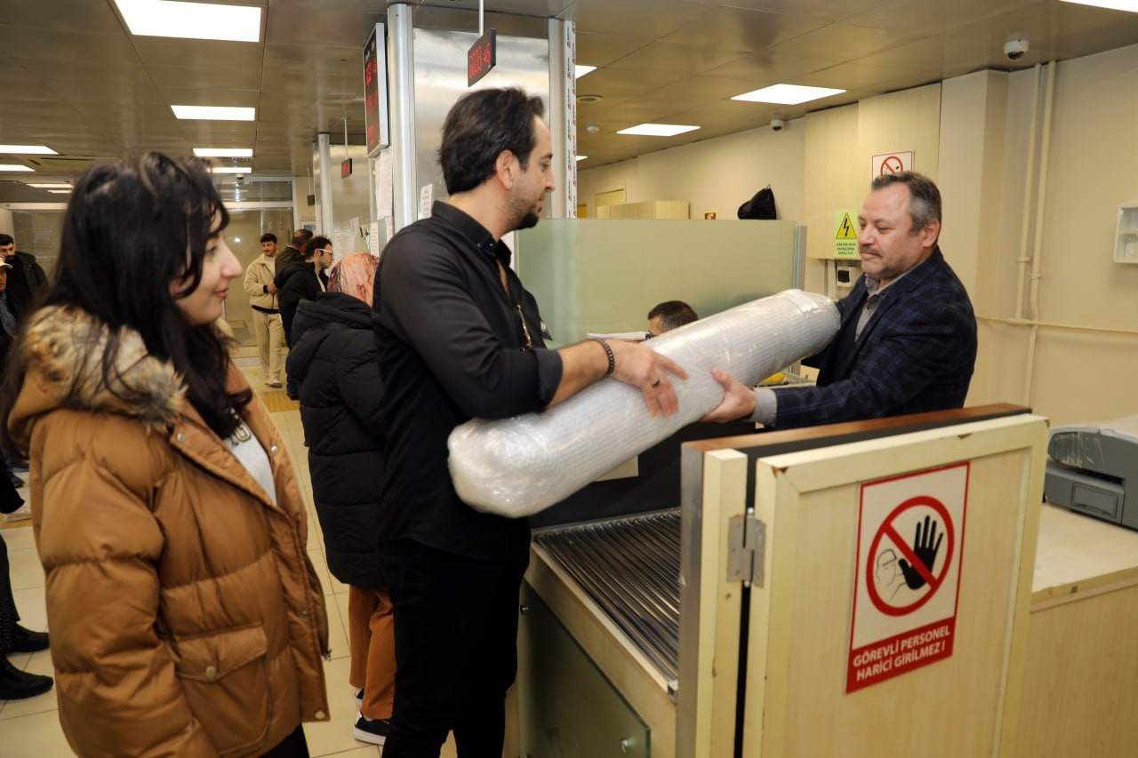 Ressam çift, Bakan Kurum’u halıya resmetti