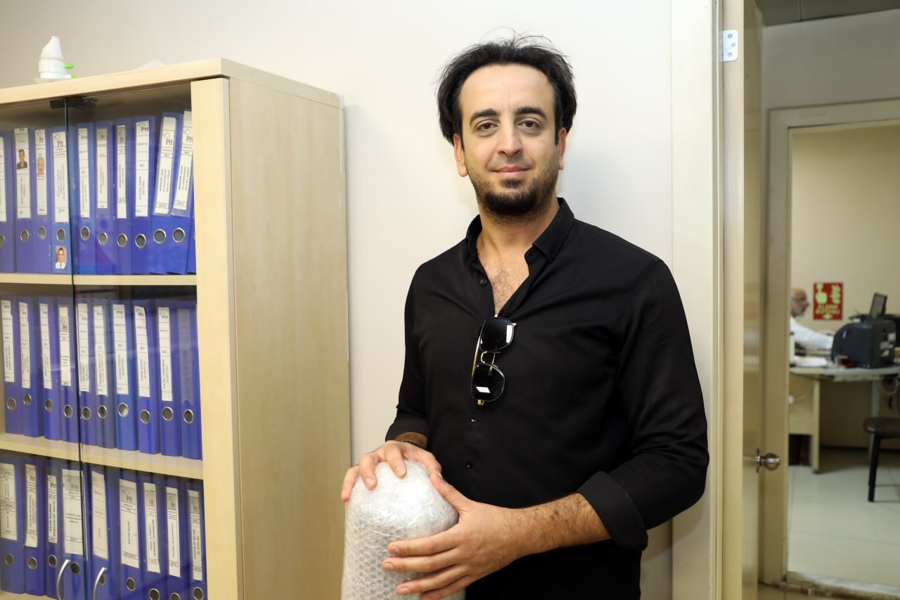 Ressam çift, Bakan Kurum’u halıya resmetti