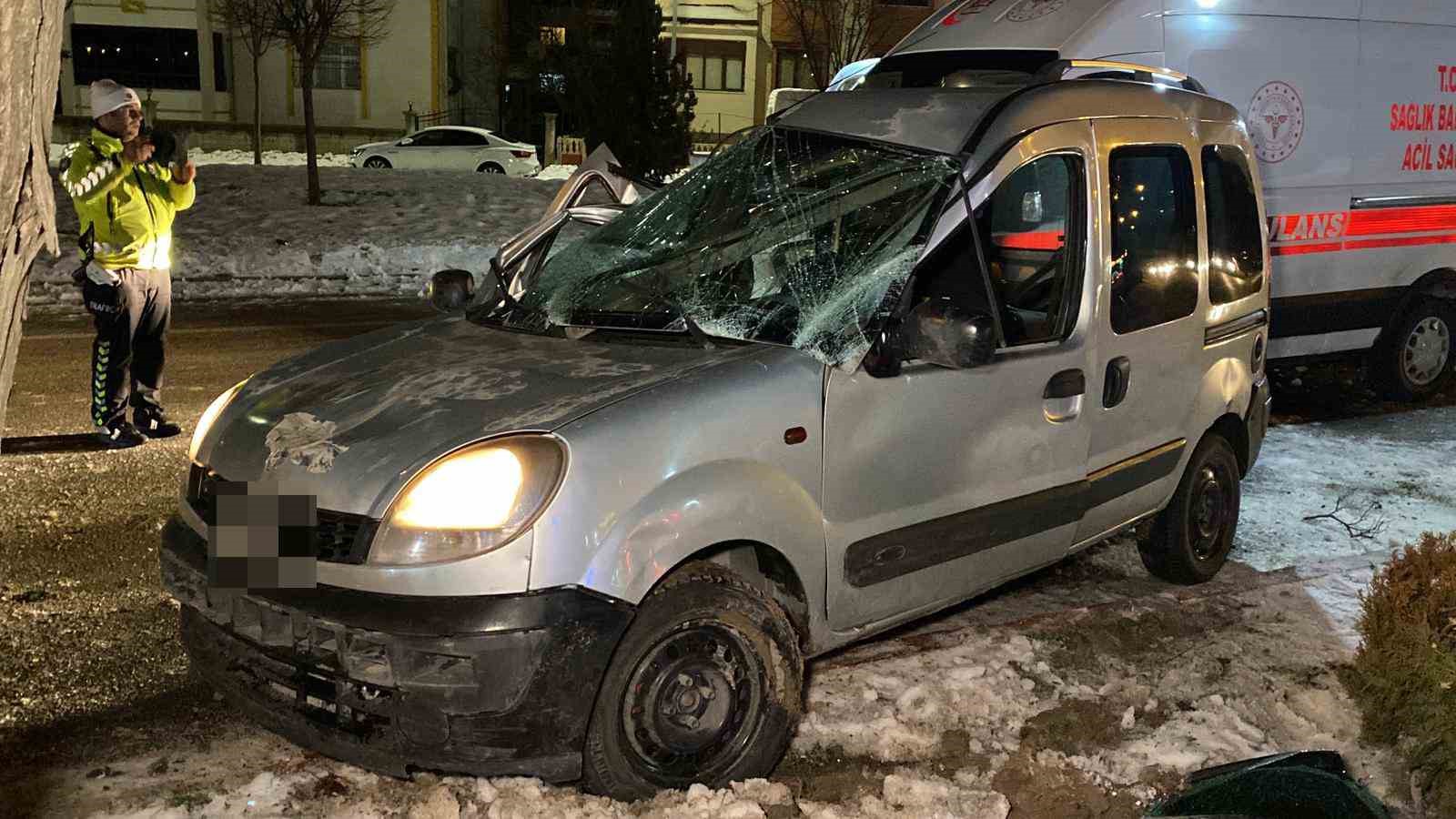 Hafif ticari araç direğe çarptı: 1’i ağır 4 yaralı