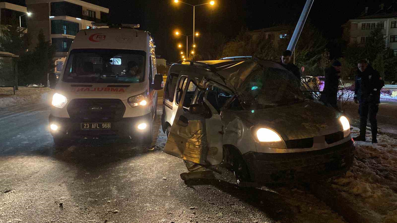 Hafif ticari araç direğe çarptı: 1’i ağır 4 yaralı