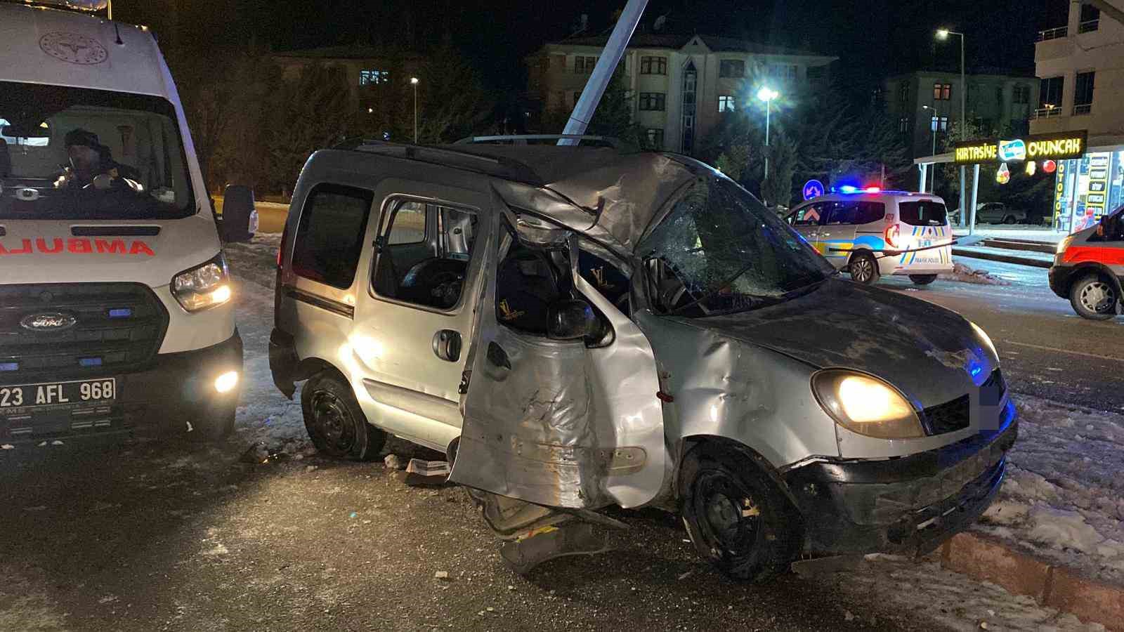 Hafif ticari araç direğe çarptı: 1’i ağır 4 yaralı