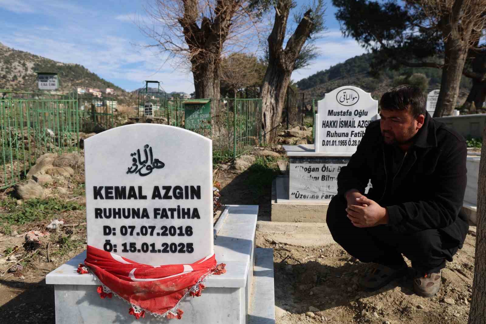 Acılı baba karne gününde maganda kurşunuyla ölen oğlunun kabrinde ağladı