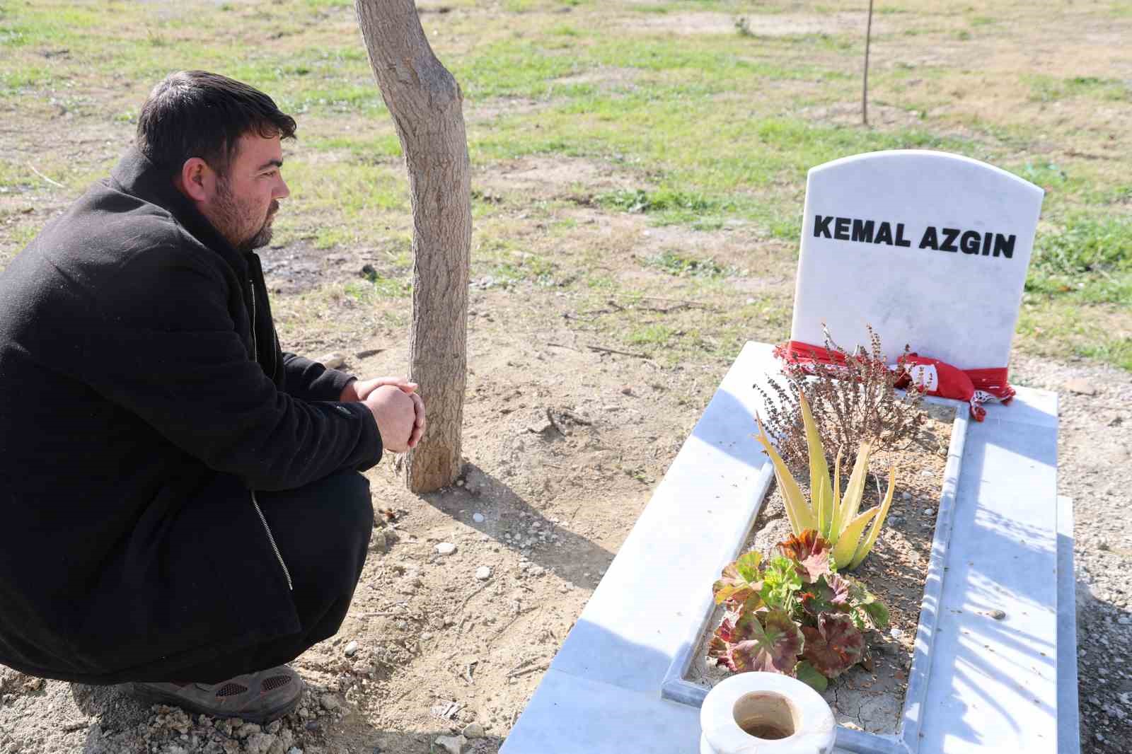 Acılı baba karne gününde maganda kurşunuyla ölen oğlunun kabrinde ağladı